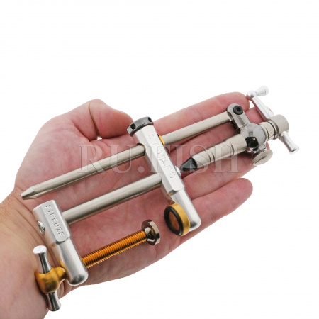 Тиски STONFO Morsetto FlyLab C-Clamp в руке