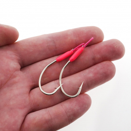 Крючки ассисты Striker Big Salmon №28 Spoon Fl Pink 2шт, на ладони