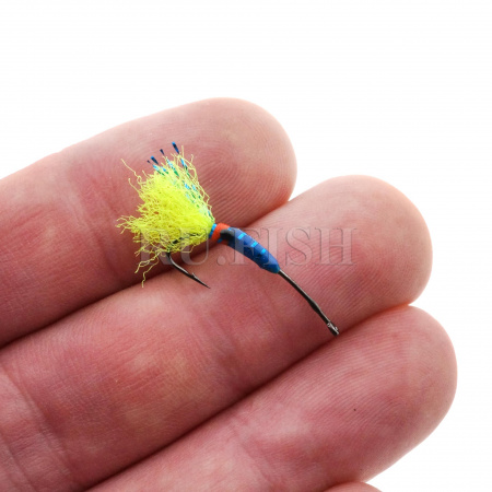 Мушка на корюшку YuYang XB048 #10 Blue/Chartreuse на ладони