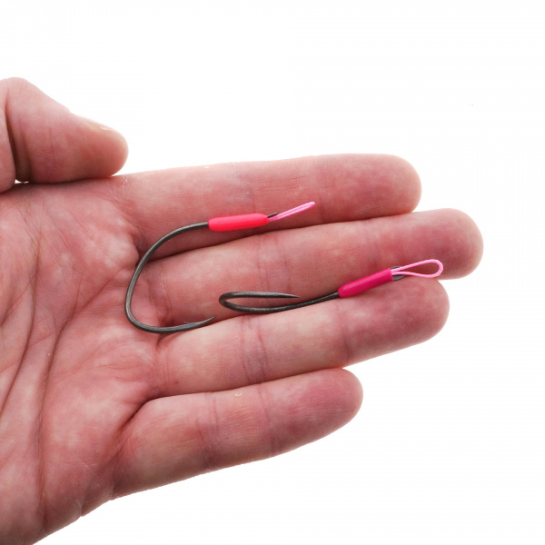 Ассист хуки Striker Ultimate Trophy №LL Fl Pink / Fl Dark Pink for spoon 2 шт, на ладони