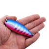 Блесна Fujiwara Sake Katz 90 мм 45 гр Blue Pink #5036 на ладони