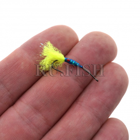 Мушка на корюшку YuYang XB048 #10 Peacock/Chartreuse на ладони