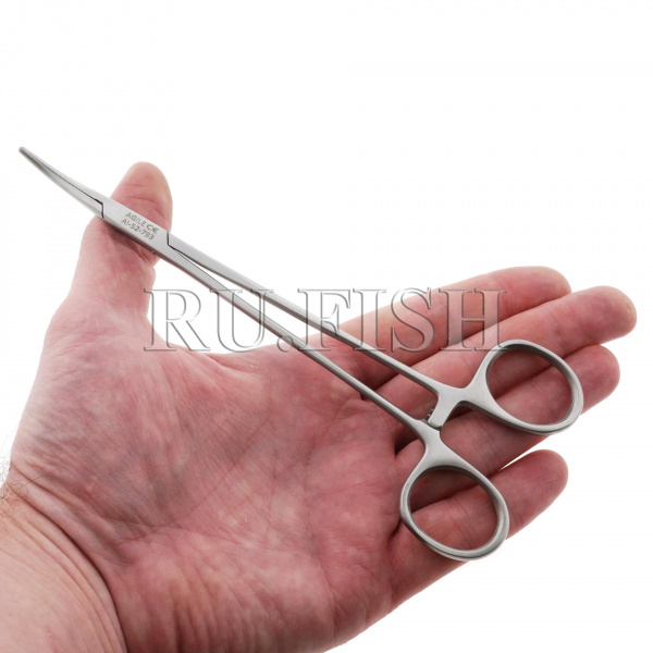 Зажим Agile Mosquito Forcep 18см Загнутый, фото на ладони